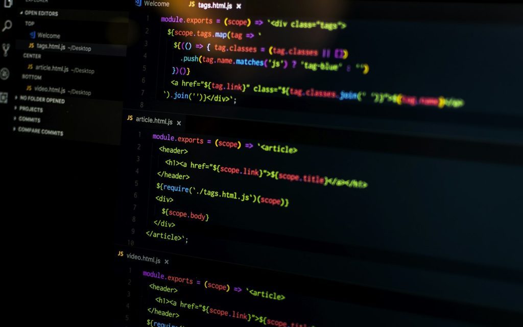 Écran d'ordinateur portable affichant du code source